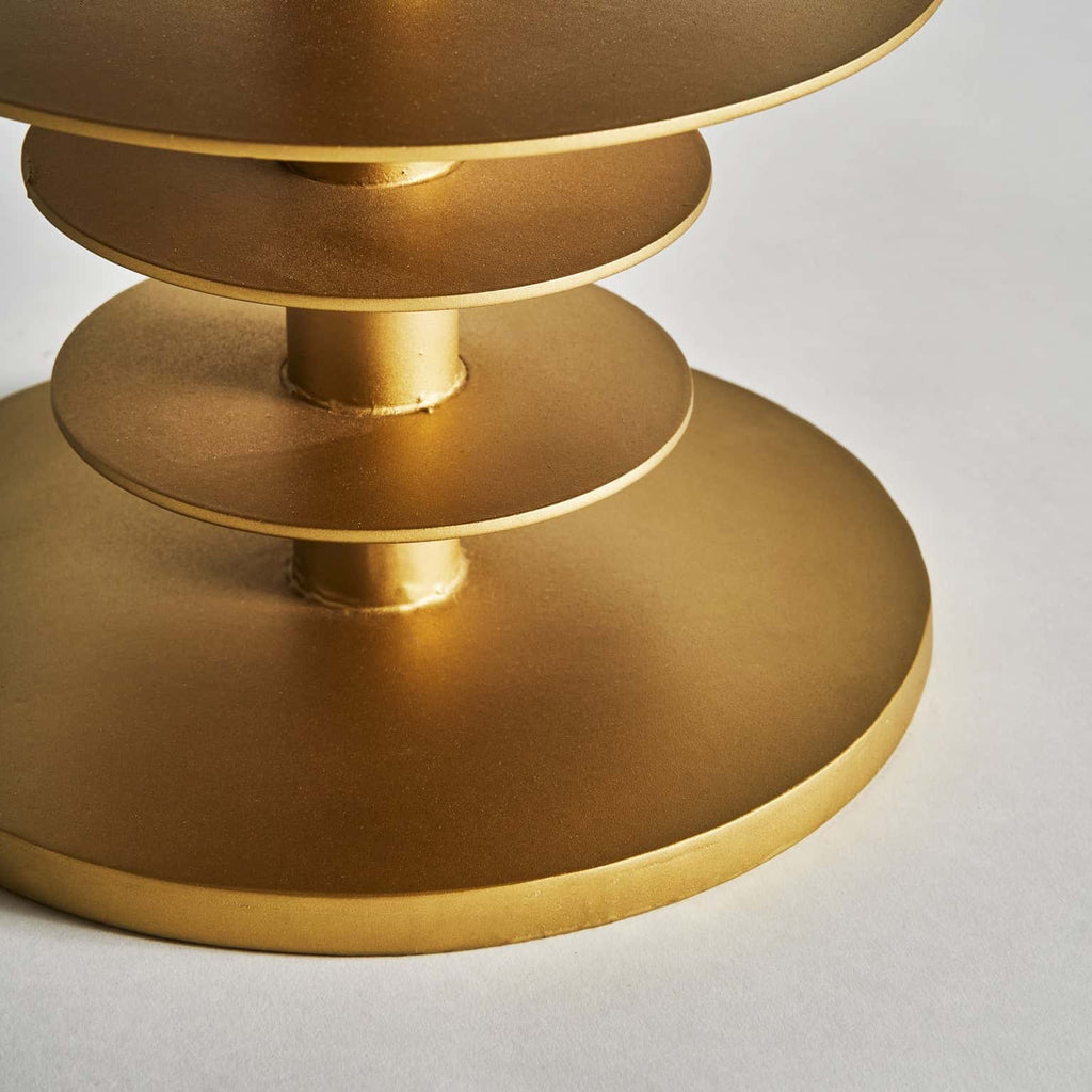 Runder Beistelltisch in Gold kombiniert mit einer weissen Marmorplatte - Maison Oudh