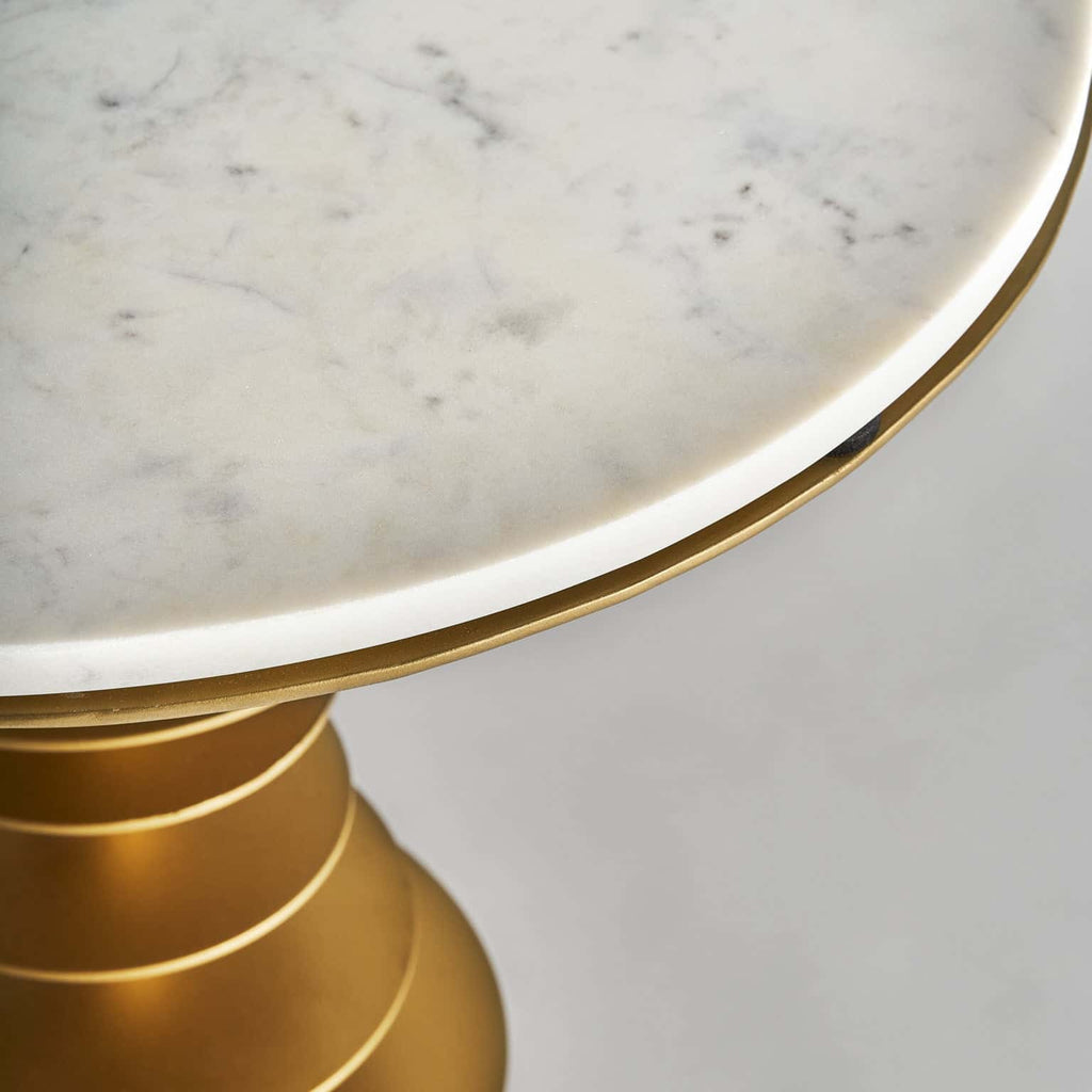 Runder Beistelltisch in Gold kombiniert mit einer weissen Marmorplatte - Maison Oudh