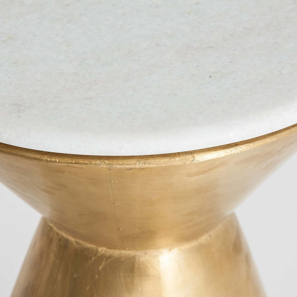 Runder Beistelltisch in Gold kombiniert mit weissem Marmor - Maison Oudh