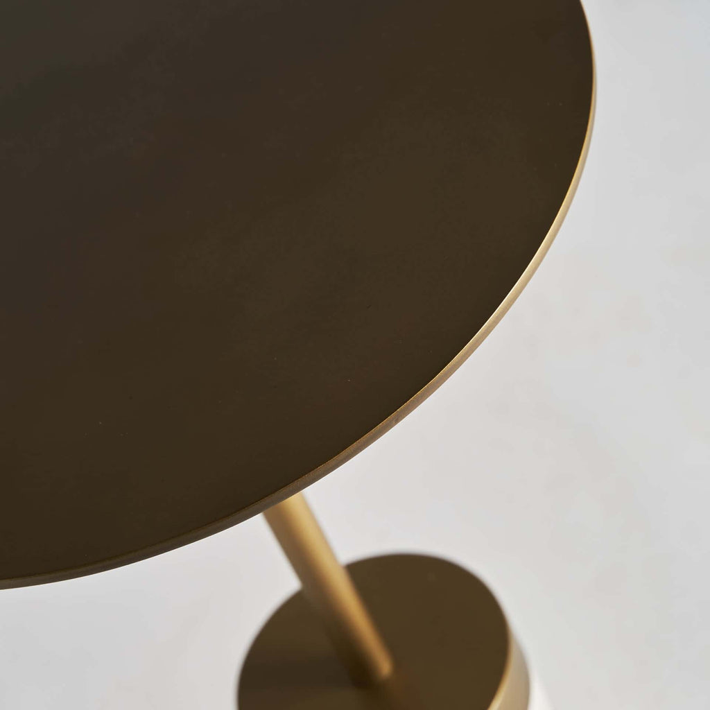 Runder Beistelltisch in Gold kombiniert mit weissem Marmor - Maison Oudh