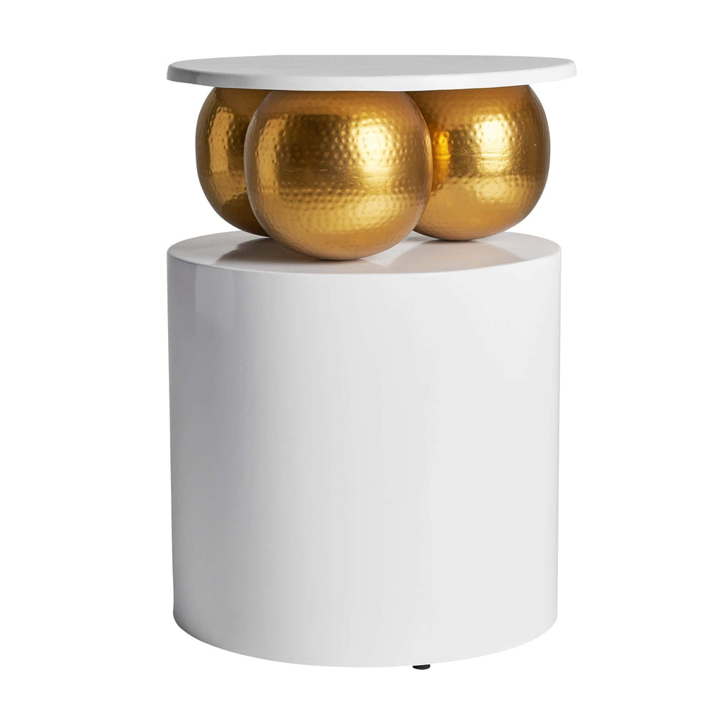 Runder Beistelltisch in Weiss kombiniert mit drei goldenen Kugeln - Maison Oudh