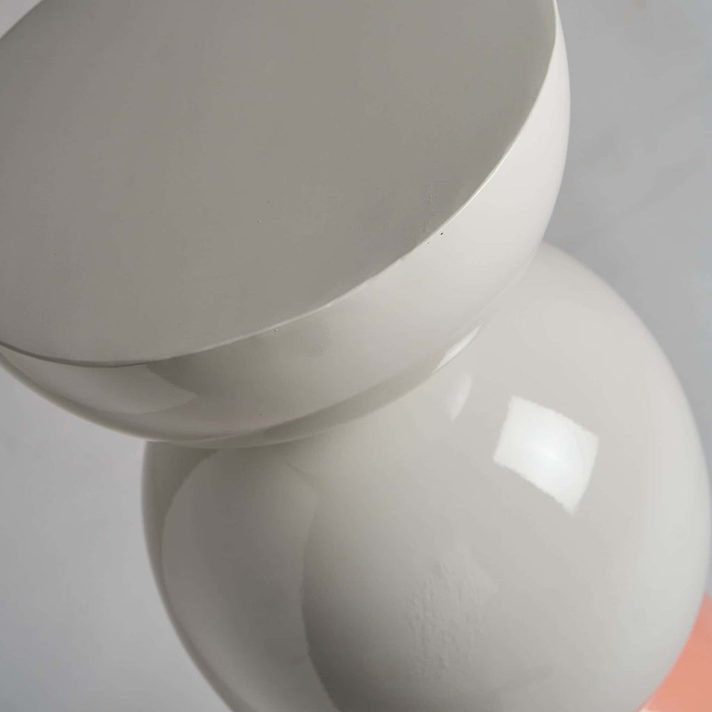 Runder Beistelltisch in Weiss und Rosa im Art Deco Stil - Maison Oudh