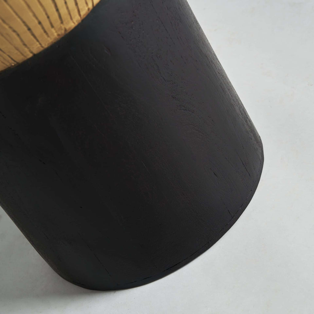 Runder Beistelltisch mit einer strukturierten Tischplatte in Gold - Maison Oudh