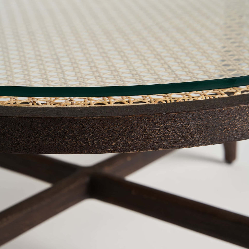 Runder Couchtisch aus Mangoholz kombiniert mit Rattan und Glas - Maison Oudh