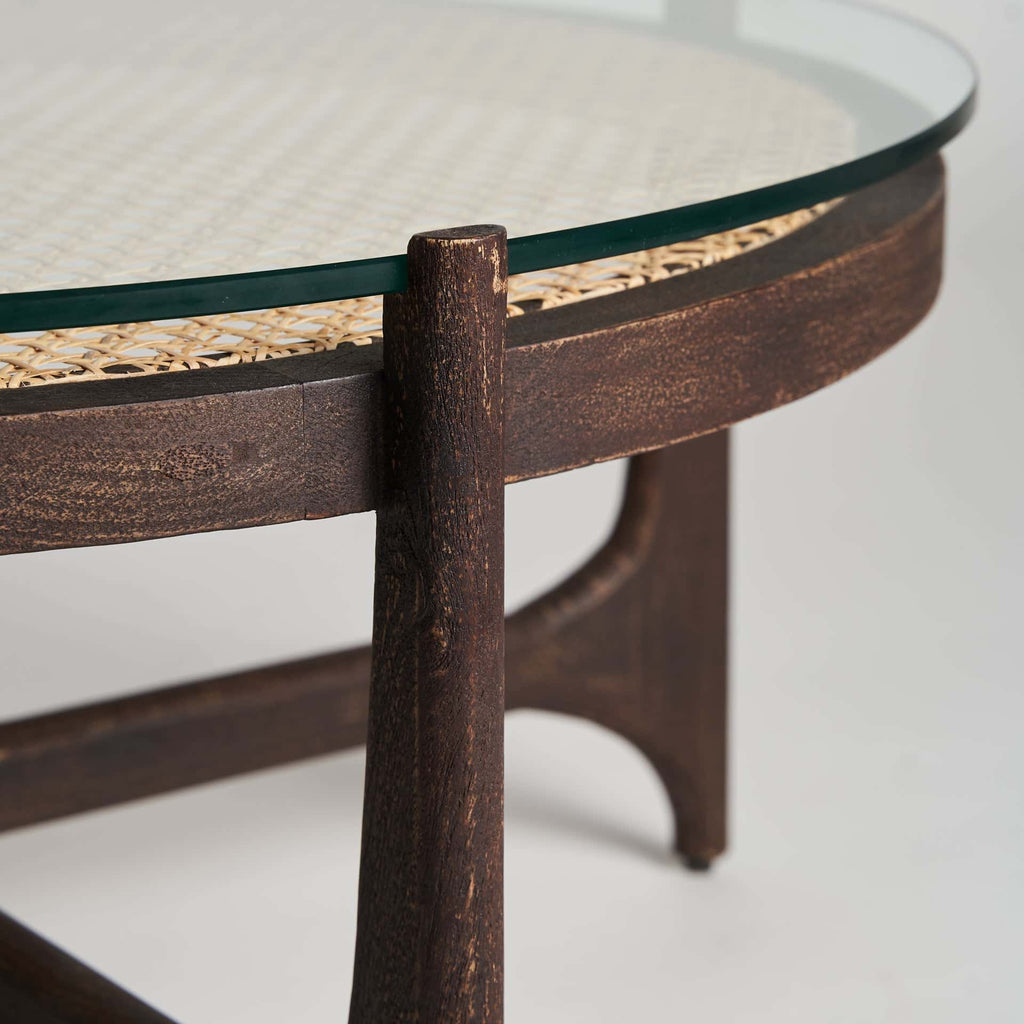 Runder Couchtisch aus Mangoholz mit Rattan und Glas