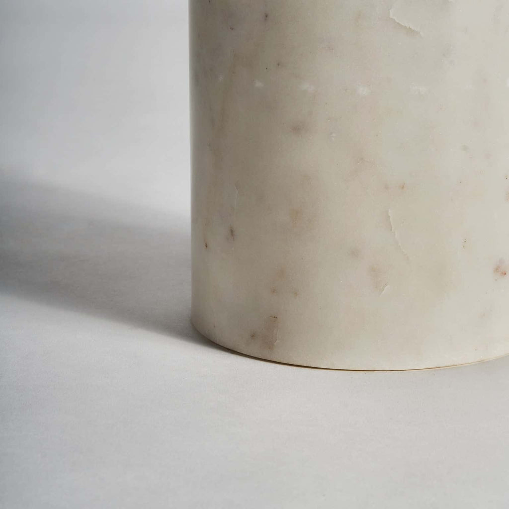 Runder Couchtisch aus Marmor in Weiss und Gold - Maison Oudh