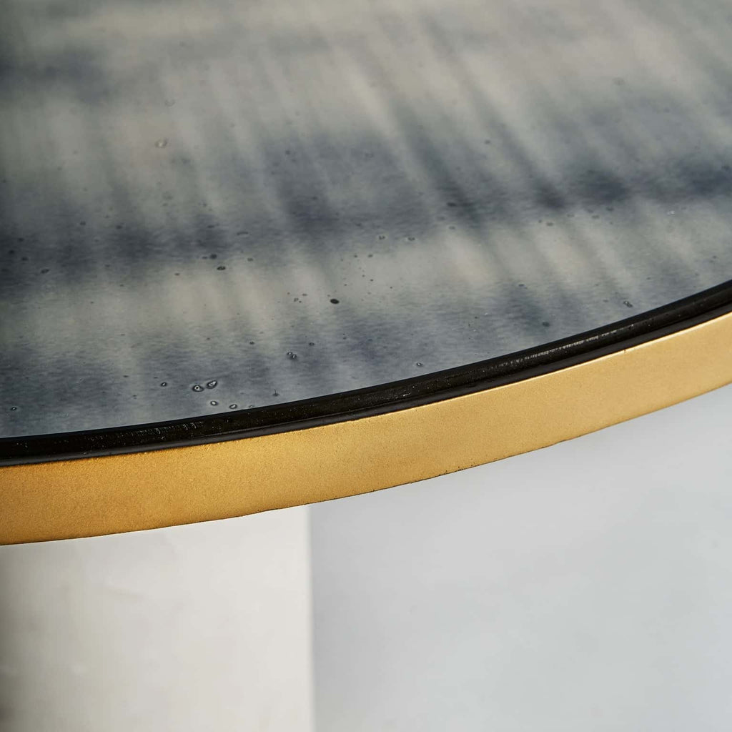 Runder Couchtisch aus Marmor in Weiss und Gold - Maison Oudh