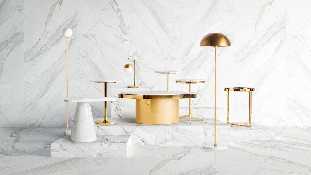Runder Couchtisch in Gold kombiniert mit einer dekorativen Glasplatte - Maison Oudh