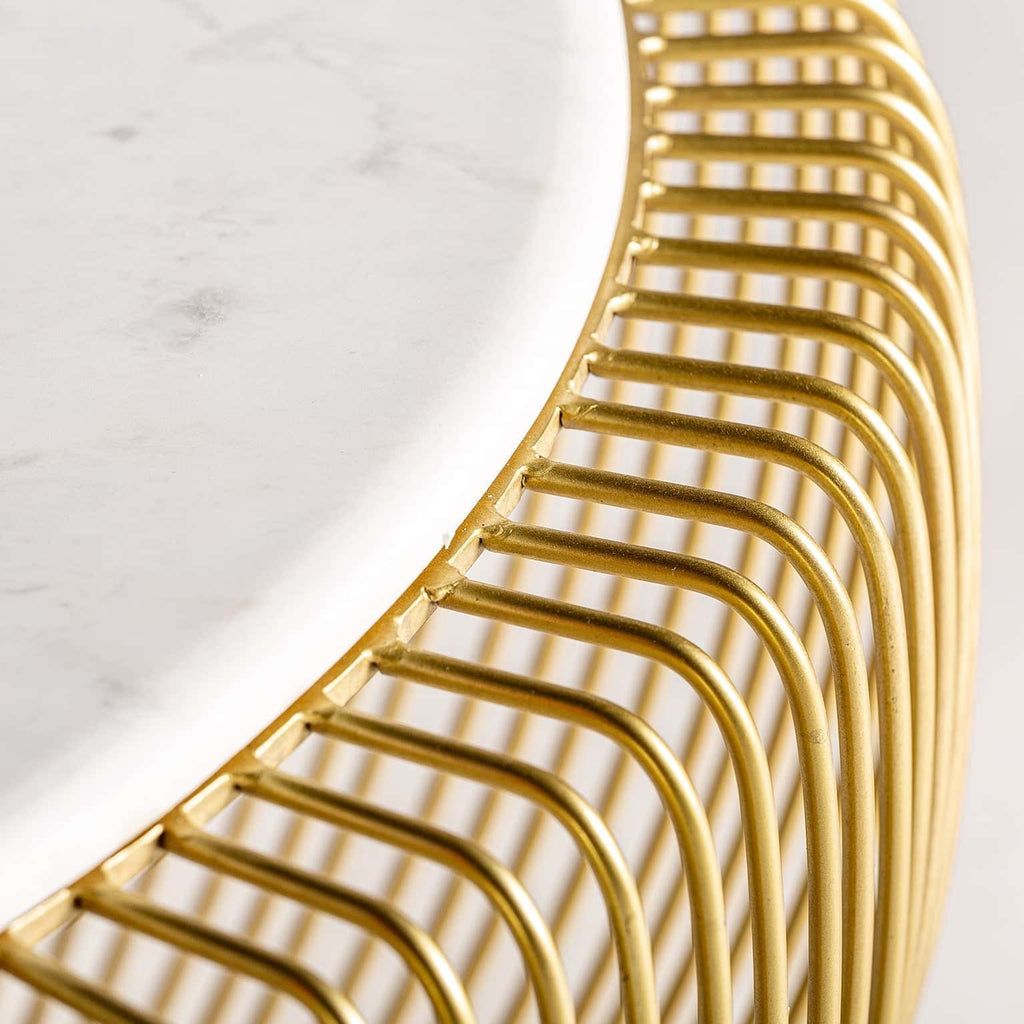 Runder Couchtisch in Gold kombiniert mit einer weissen Marmorplatte - Maison Oudh