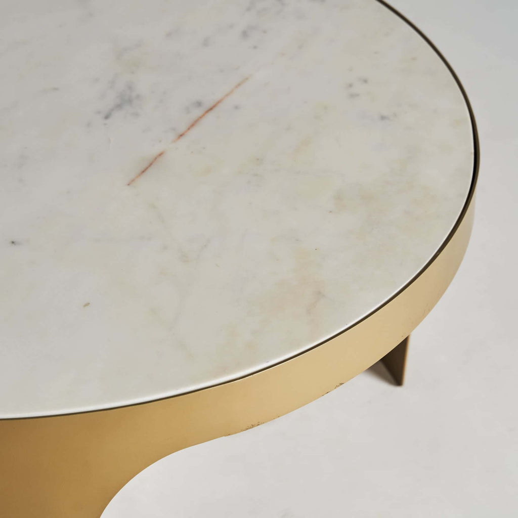 Runder Couchtisch in Gold kombiniert mit einer weissen Tischplatte - Maison Oudh
