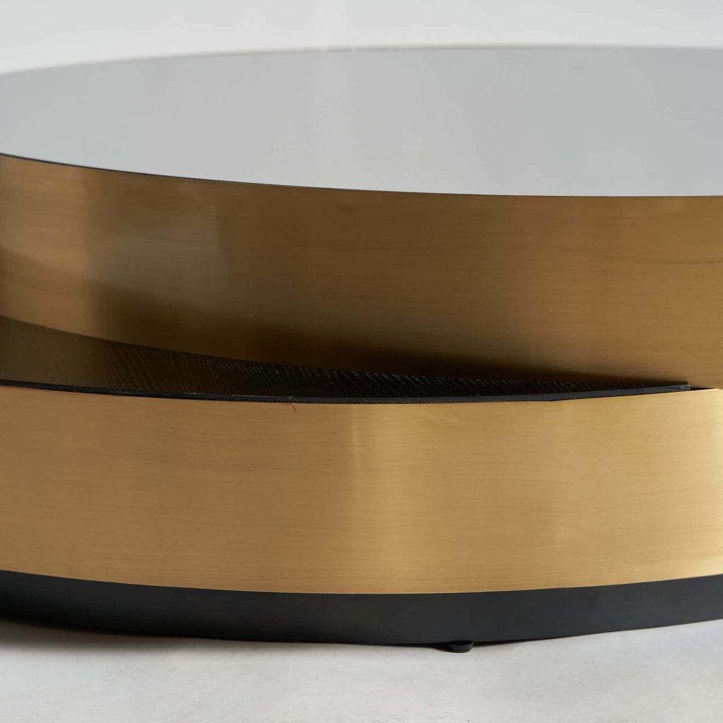Runder Couchtisch in Gold mit einer Schwarzen Glasplatte und einer Holzplatte - Maison Oudh