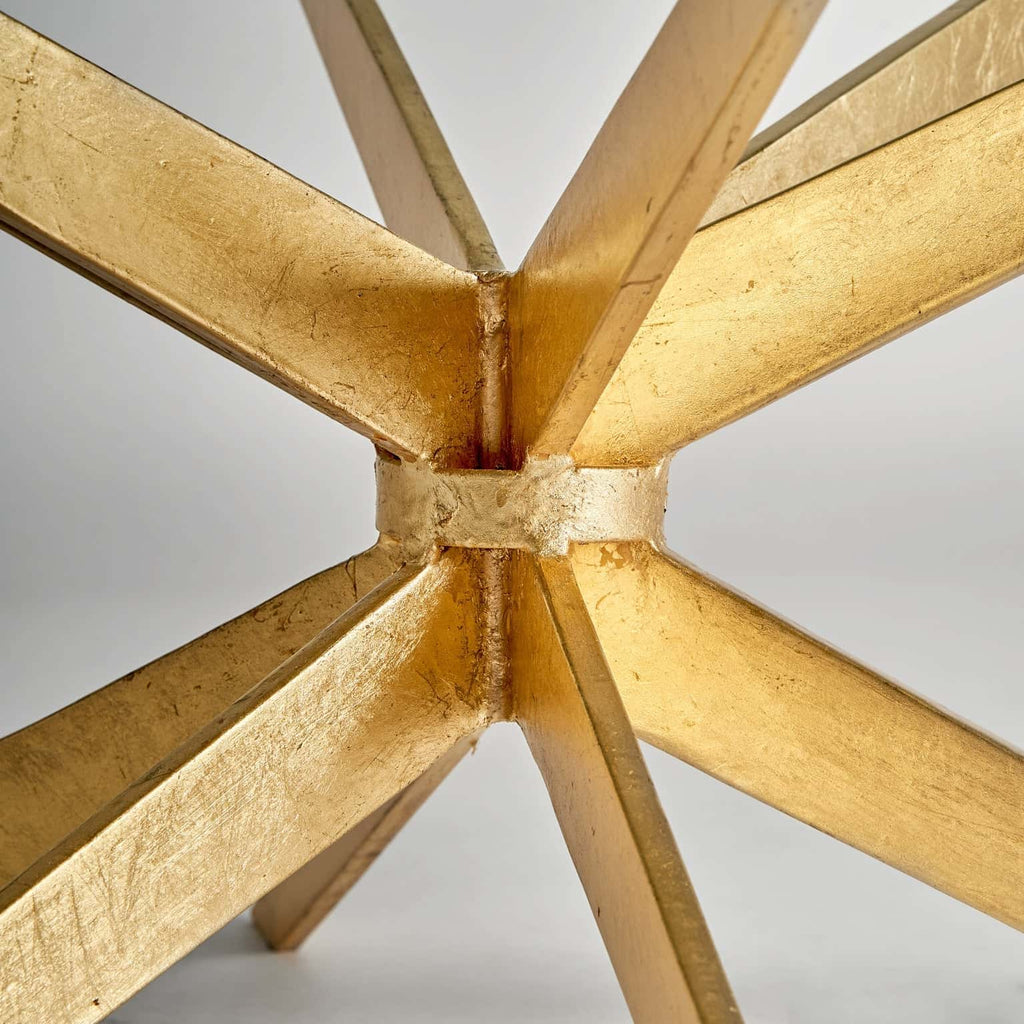 Runder Couchtisch in Gold mit einer Tischplatte aus Glas - Maison Oudh