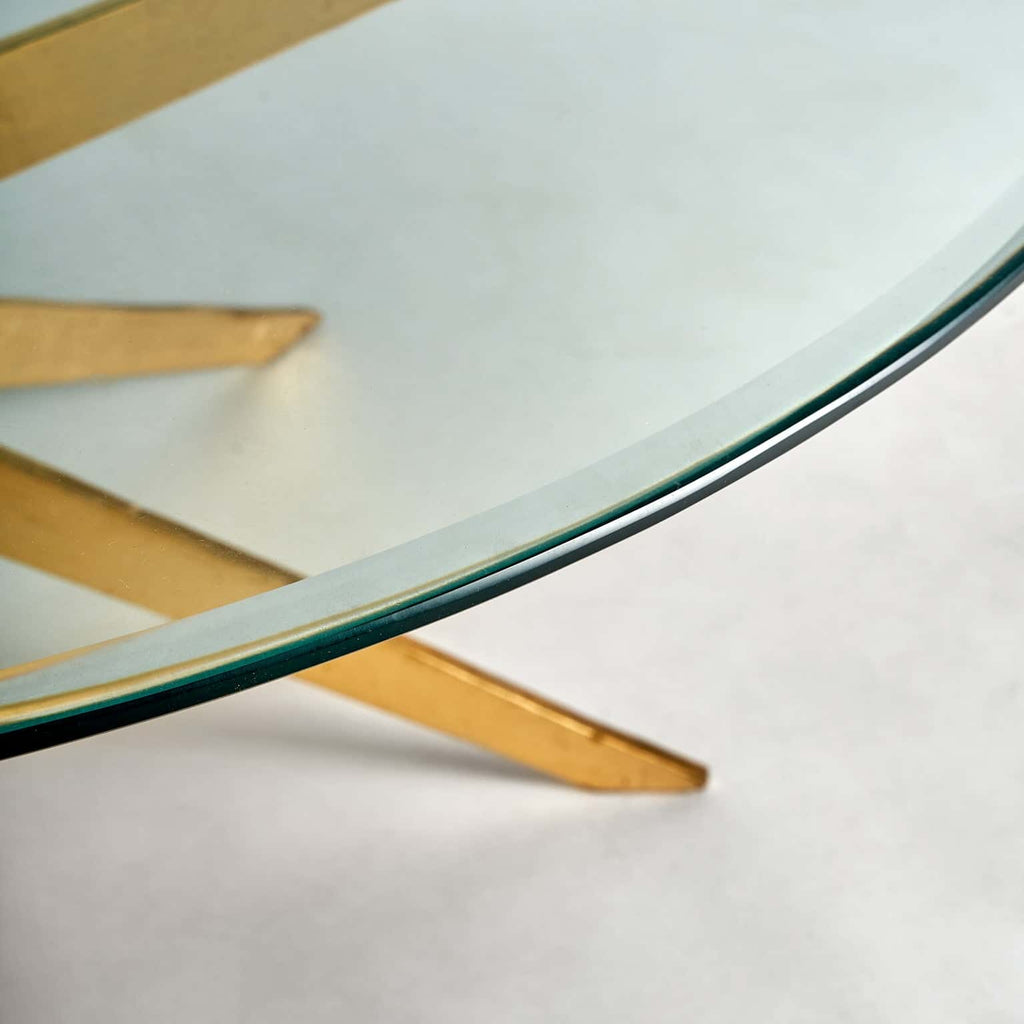 Runder Couchtisch in Gold mit einer Tischplatte aus Glas - Maison Oudh