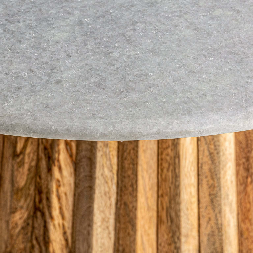 Runder Couchtisch Plissé aus Mangoholz kombiniert mit weissem Marmor - Maison Oudh