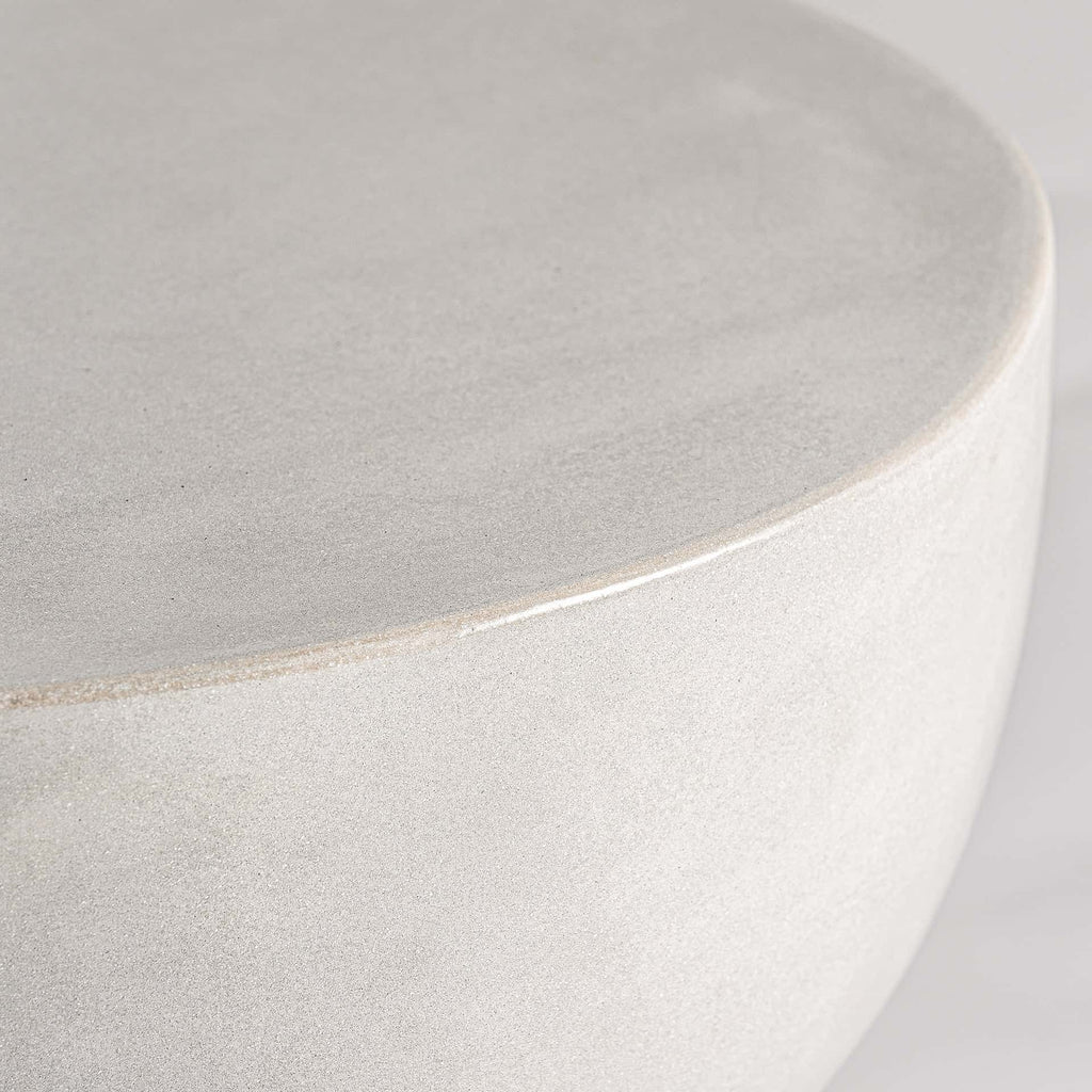Runder grauer Beistelltisch aus Beton im Contemporary Stil - Maison Oudh