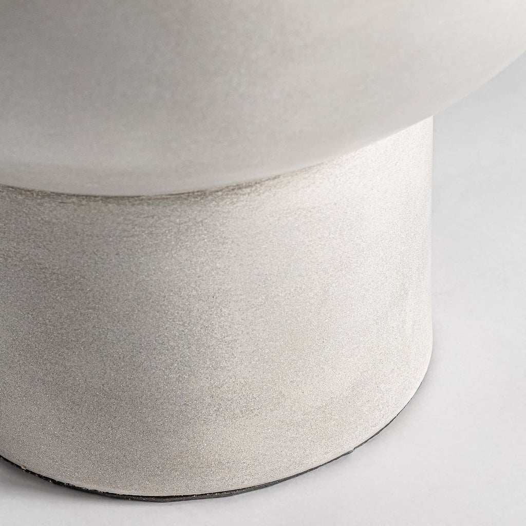 Runder grauer Beistelltisch aus Beton im Contemporary Stil - Maison Oudh