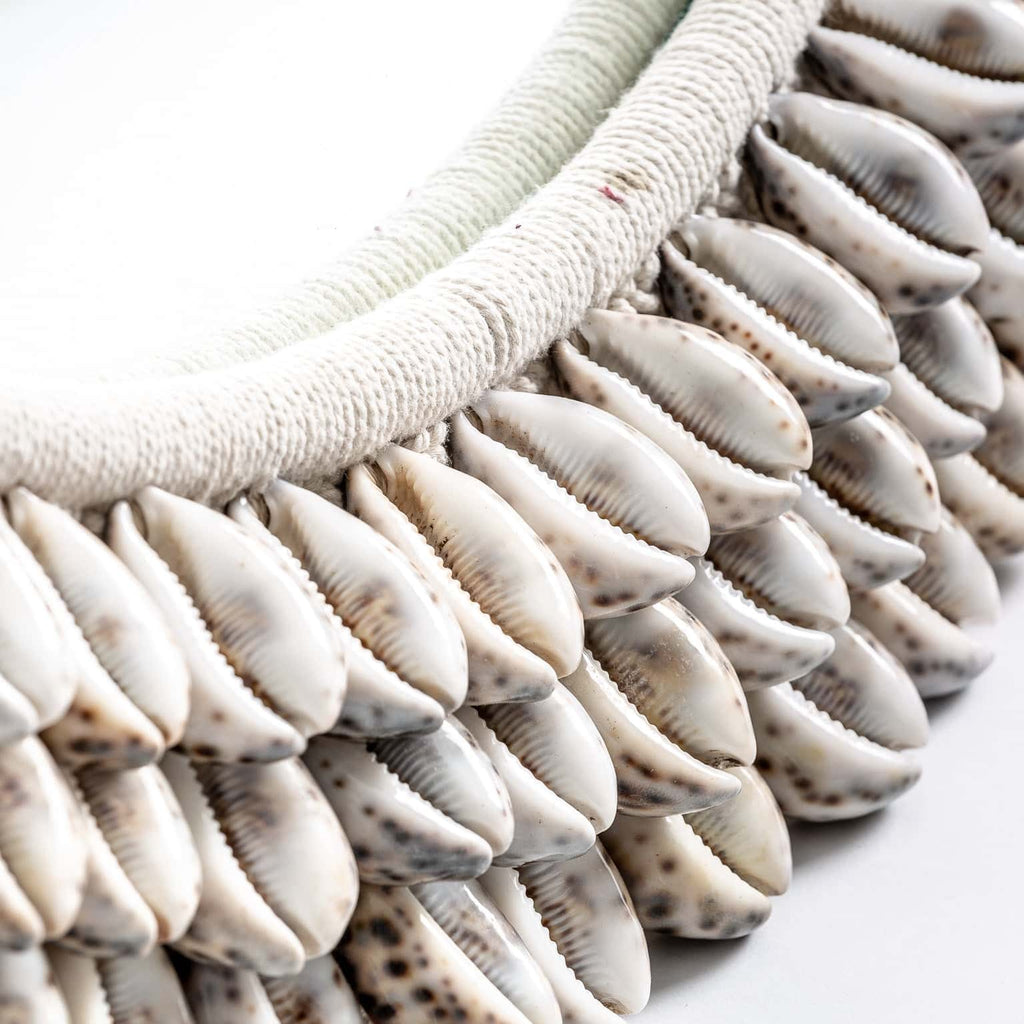 Runder Spiegel im Nordic Stil kombiniert mit Muscheln - Maison Oudh