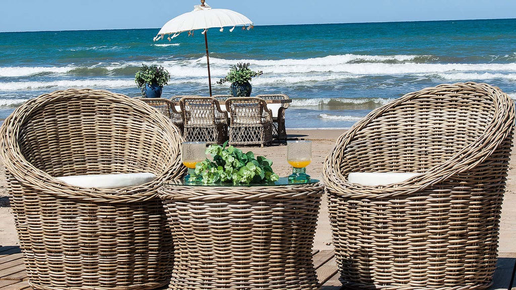 Runder Tisch aus Rattan kombiniert mit einer Tischplatte aus Glas - Maison Oudh