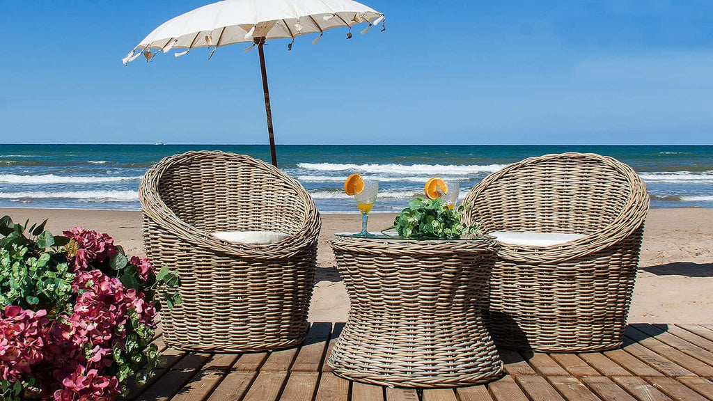 Runder Tisch aus Rattan kombiniert mit einer Tischplatte aus Glas - Maison Oudh