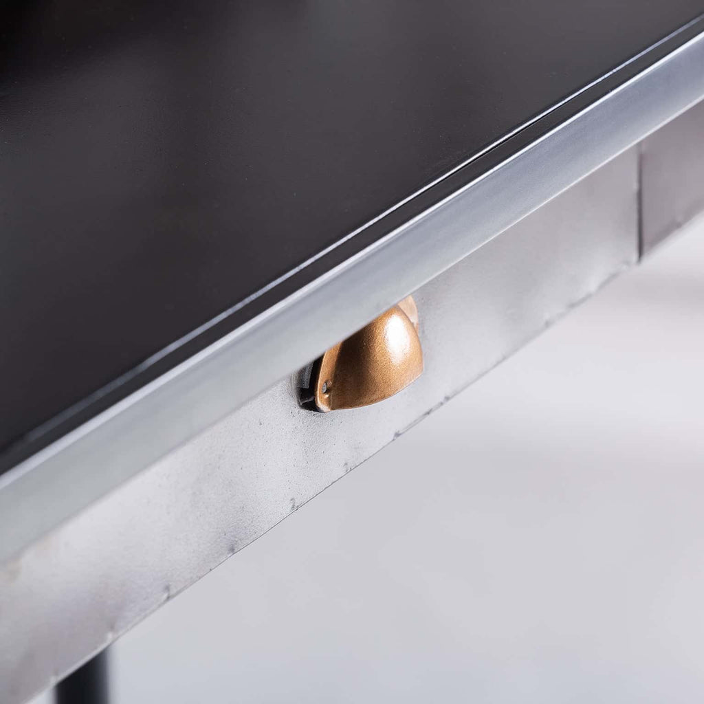 Schreibtisch aus Eisen im Industrial Stil kombiniert mit goldenen Details - Maison Oudh