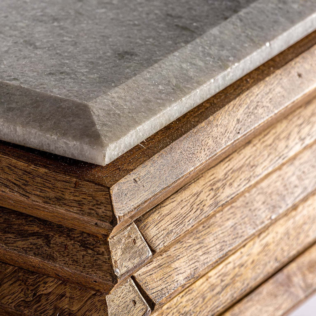 Schreibtisch aus Mangoholz kombiniert mit einer hellen Tischplatte aus Marmor - Maison Oudh