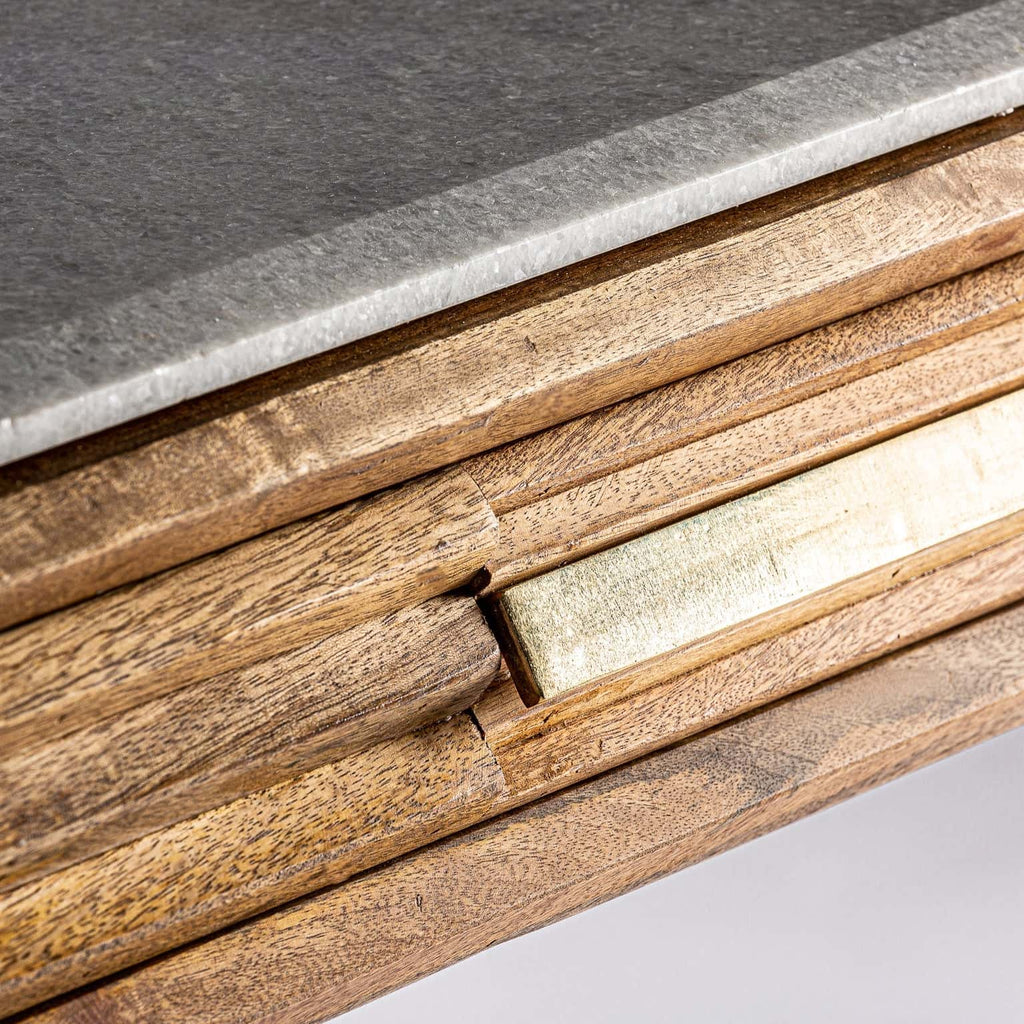 Schreibtisch aus Mangoholz kombiniert mit einer hellen Tischplatte aus Marmor - Maison Oudh
