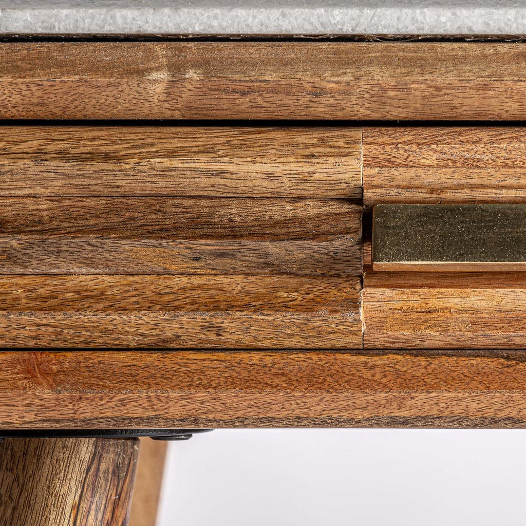 Schreibtisch aus Mangoholz kombiniert mit einer hellen Tischplatte aus Marmor - Maison Oudh