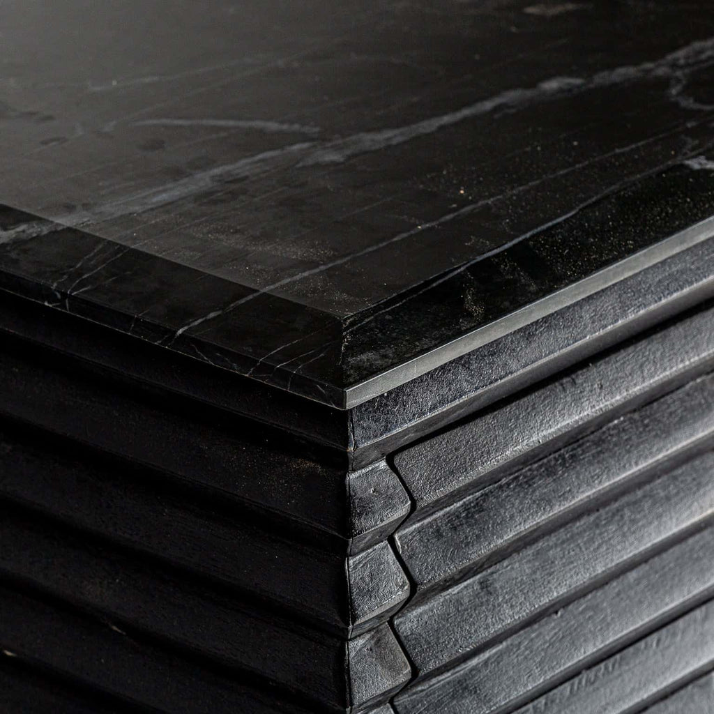 Schwarze Designer Kommode Plissé aus Mangoholz kombiniert mit Marmor - Maison Oudh