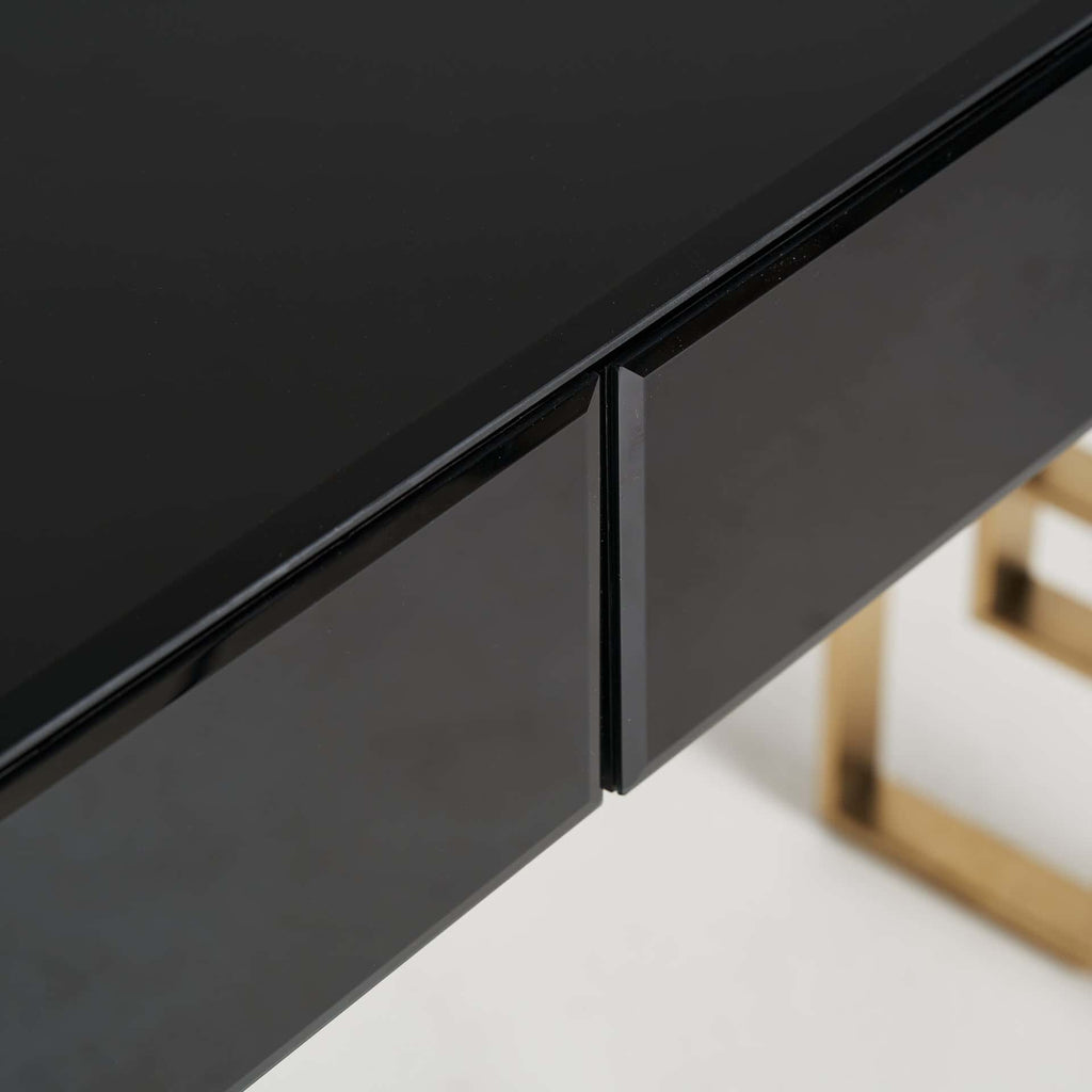Schwarze Konsole aus Spiegelglas kombiniert mit goldenen Details - Maison Oudh