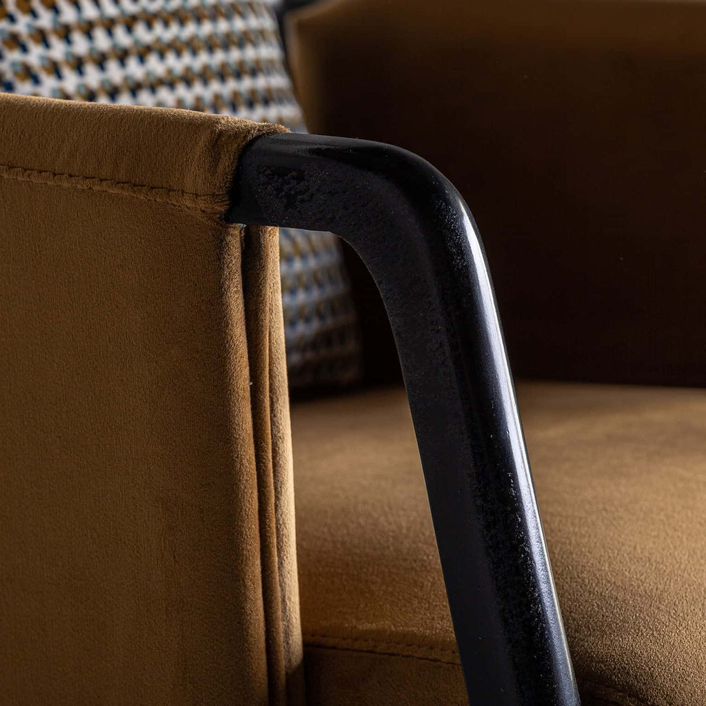 Schwarzer Art Deco Stuhl aus Walnussbaumholz und Rattan kombiniert mit senffarbenem Samt - Maison Oudh