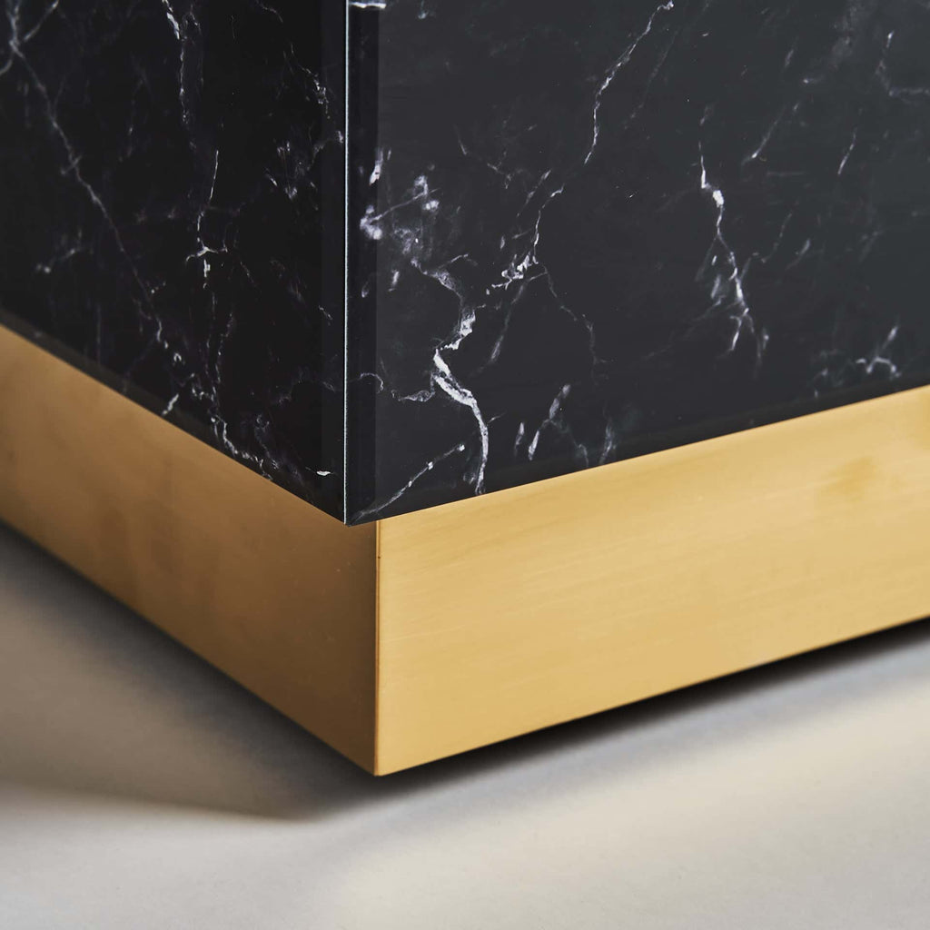 Schwarzer Beistelltisch aus Glas kombiniert mit goldenen Füssen - Maison Oudh