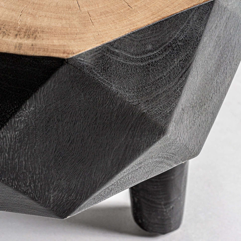 Schwarzer Couchtisch aus Mangoholz im Ethno Stil - Maison Oudh