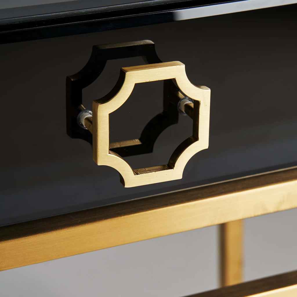 Schwarzer Nachttisch aus Kristallglas kombiniert mit goldenen Elementen - Maison Oudh