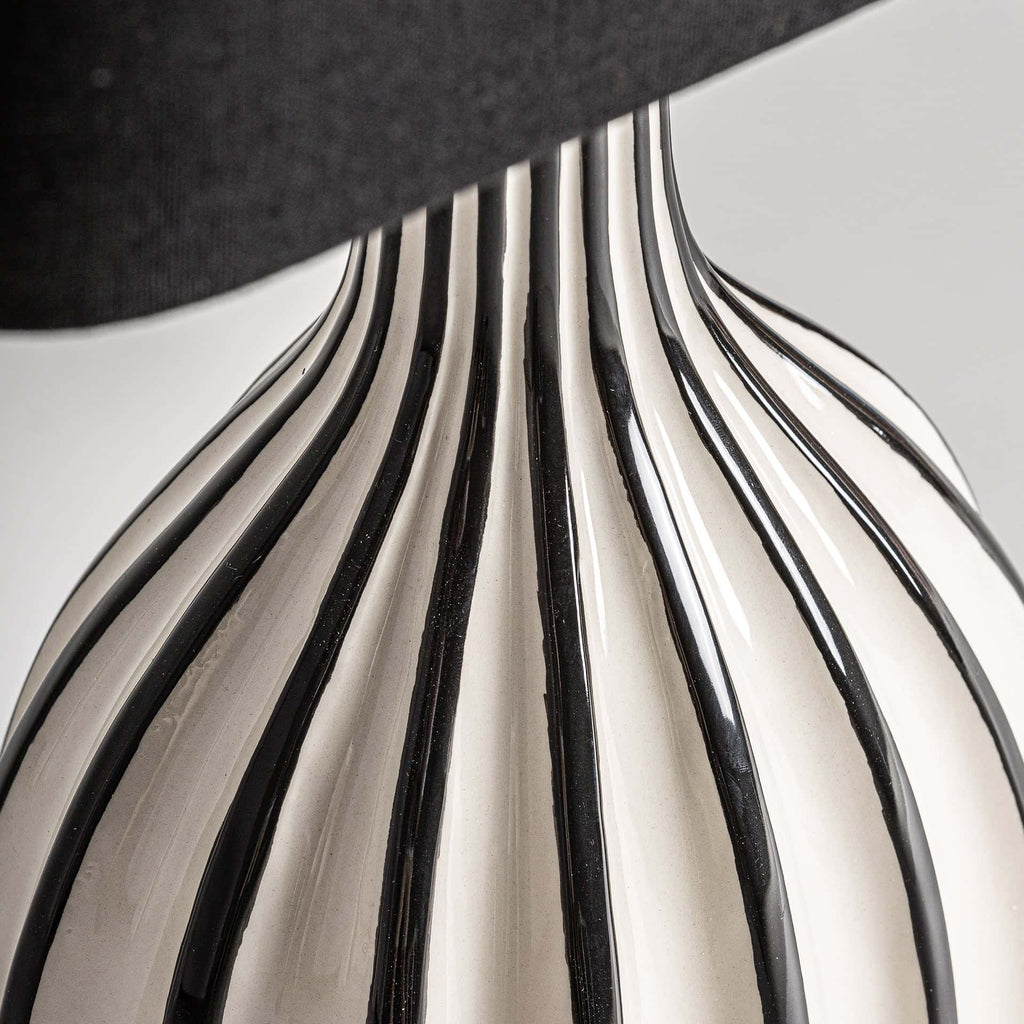 Schwarzweisse Art Deco Tischlampe mit goldenem Akzent - Maison Oudh