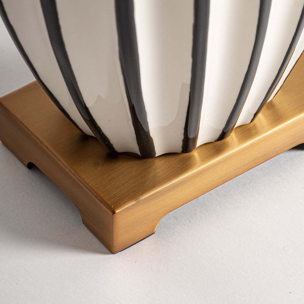 Schwarzweisse Art Deco Tischlampe mit goldenem Akzent - Maison Oudh
