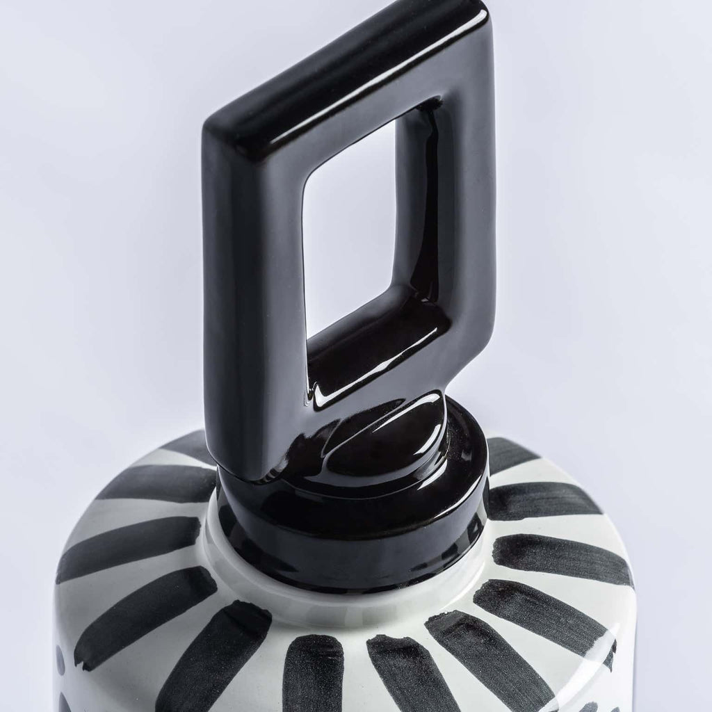 Schwarzweisse Keramikvase mit Deckel - Maison Oudh