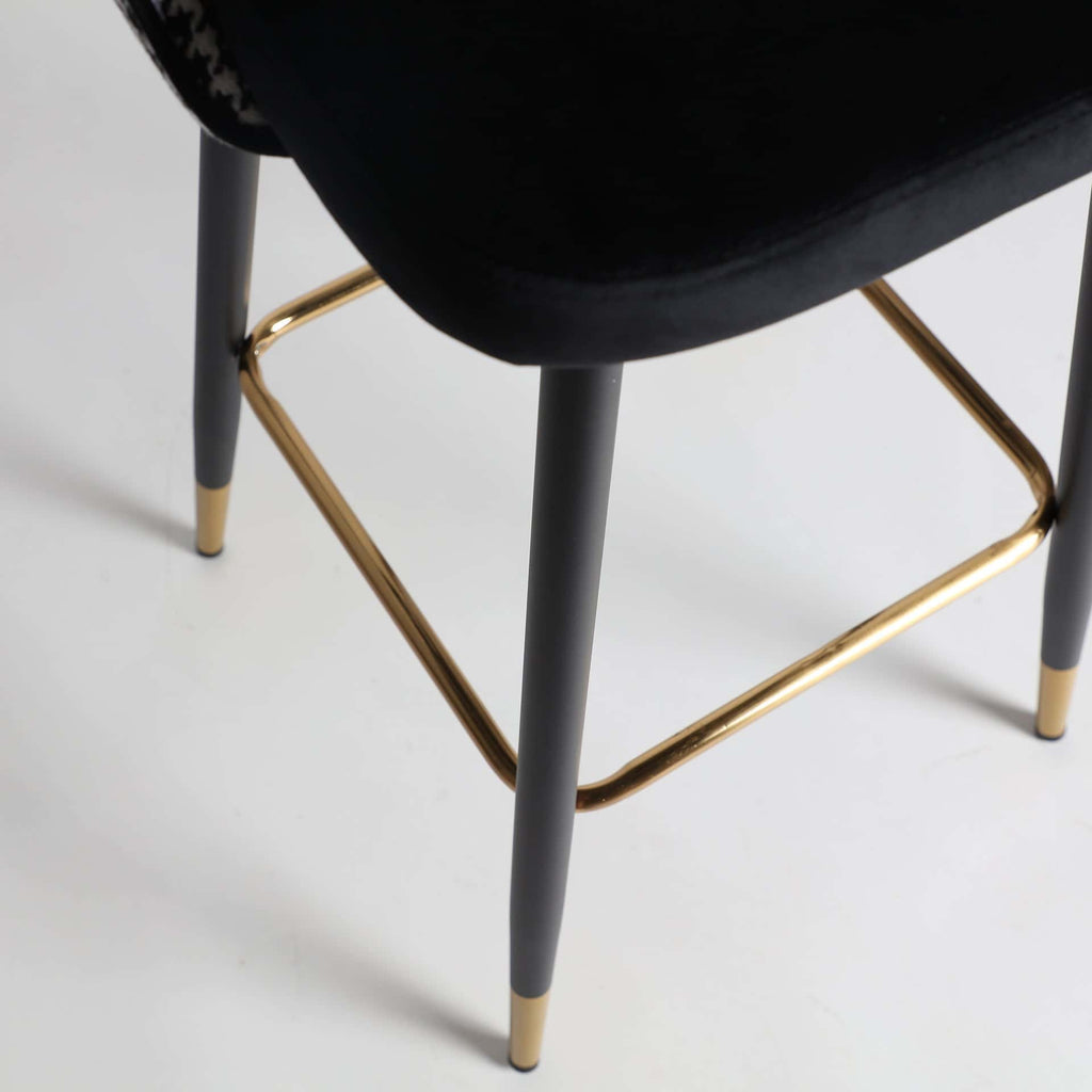 Schwarzweisser Barstuhl im 2er Set aus Samt kombiniert mit goldenen Details - Maison Oudh