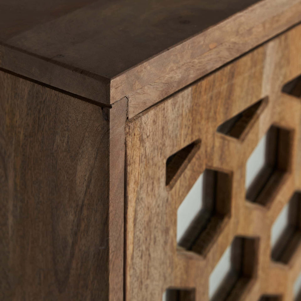 Sideboard aus Mangoholz mit einer dekorativen Front kombiniert mit Spiegel - Maison Oudh