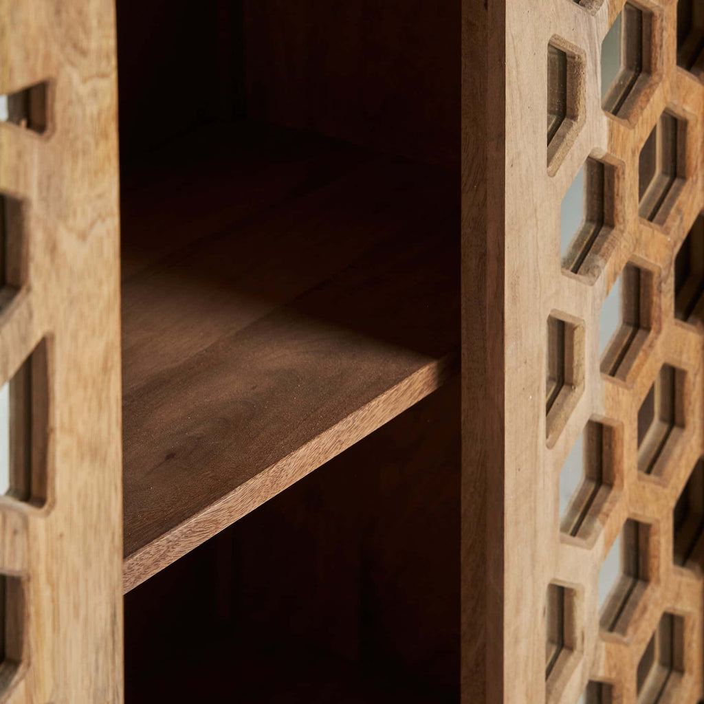 Sideboard aus Mangoholz mit einer dekorativen Front kombiniert mit Spiegel - Maison Oudh