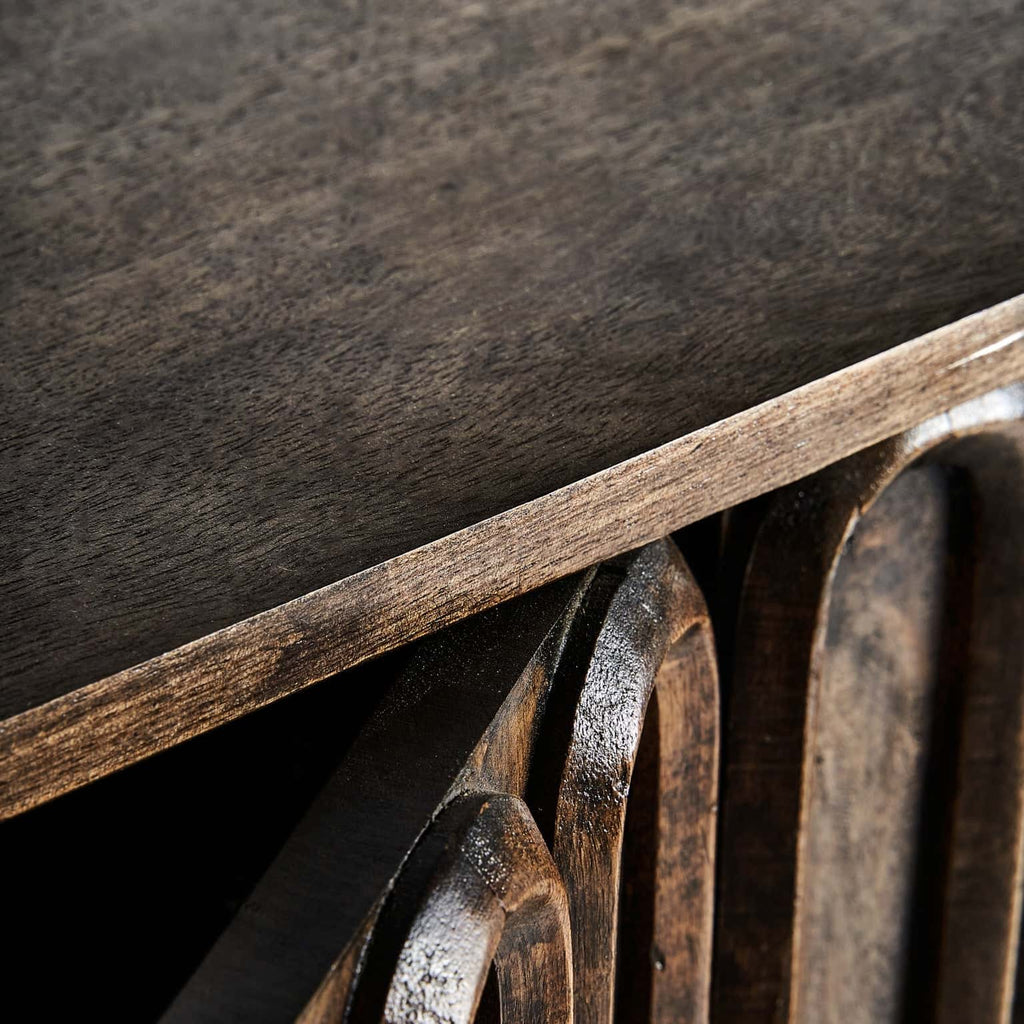 Sideboard aus Mangoholz mit Elementen in Gold - Maison Oudh
