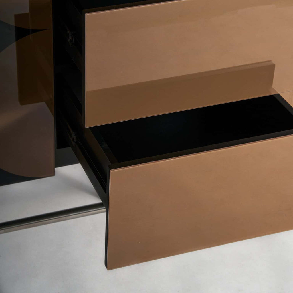 Sideboard im Art Deco Stil mit geometrischen Applikationen - Maison Oudh