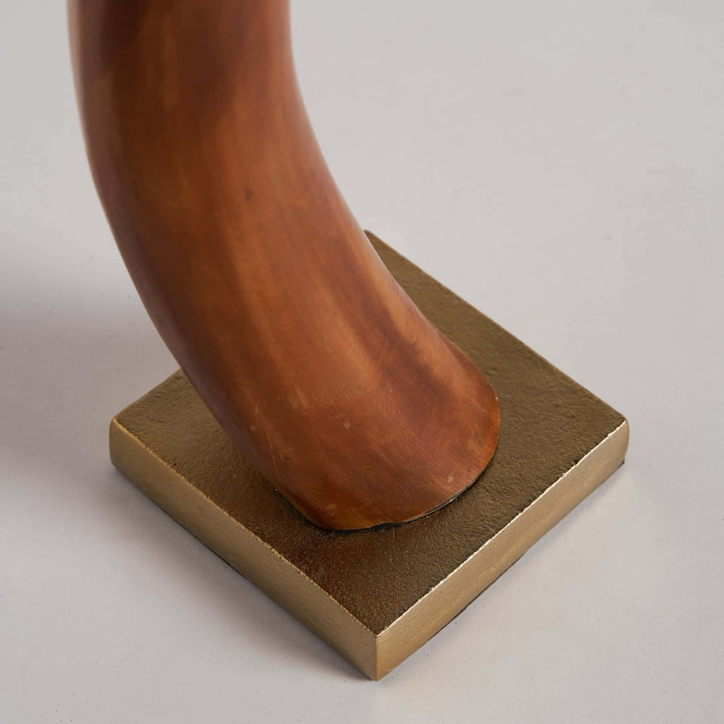Braune Hornskulptur auf goldenem Sockel -gross- - Maison Oudh