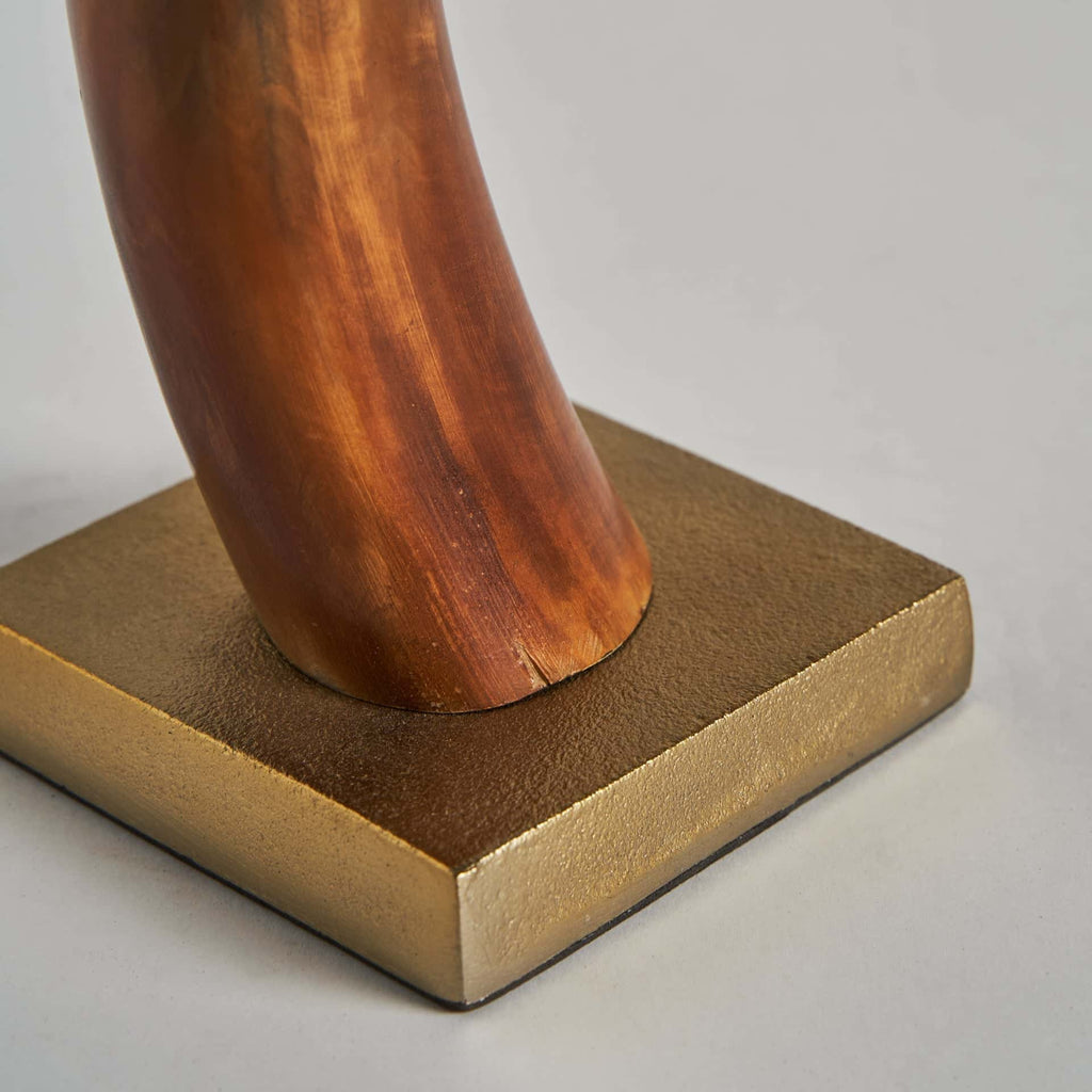 Hornskulptur aus Braunem Bone auf goldenem Sockel 