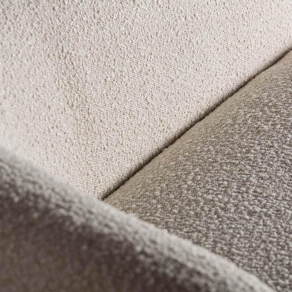 Sofa aus weissem Bouclé kombiniert mit goldenem Stahl - Maison Oudh
