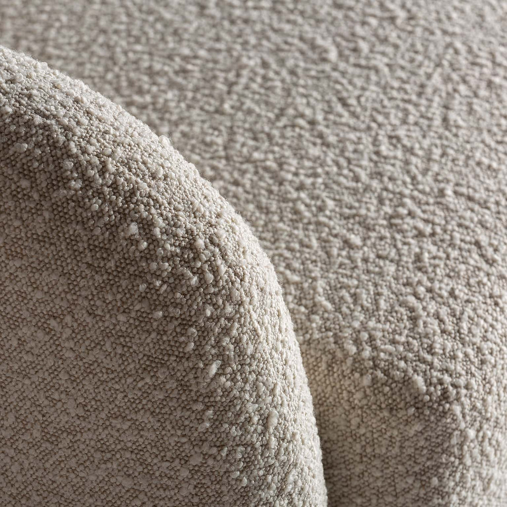 Sofa aus weissem Bouclé kombiniert mit goldenem Stahl - Maison Oudh