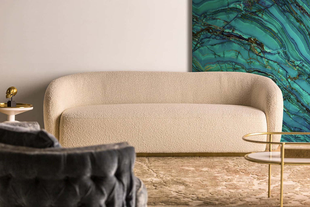 Sofa aus weissem Bouclé kombiniert mit goldenem Stahl - Maison Oudh