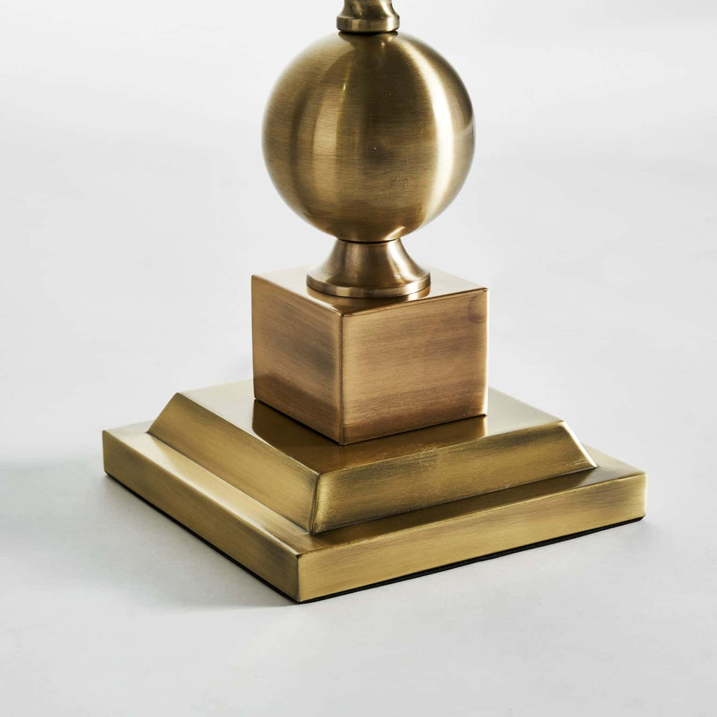 Stehlampe in Gold kombiniert mit einem weissen Lampenschirm - Maison Oudh
