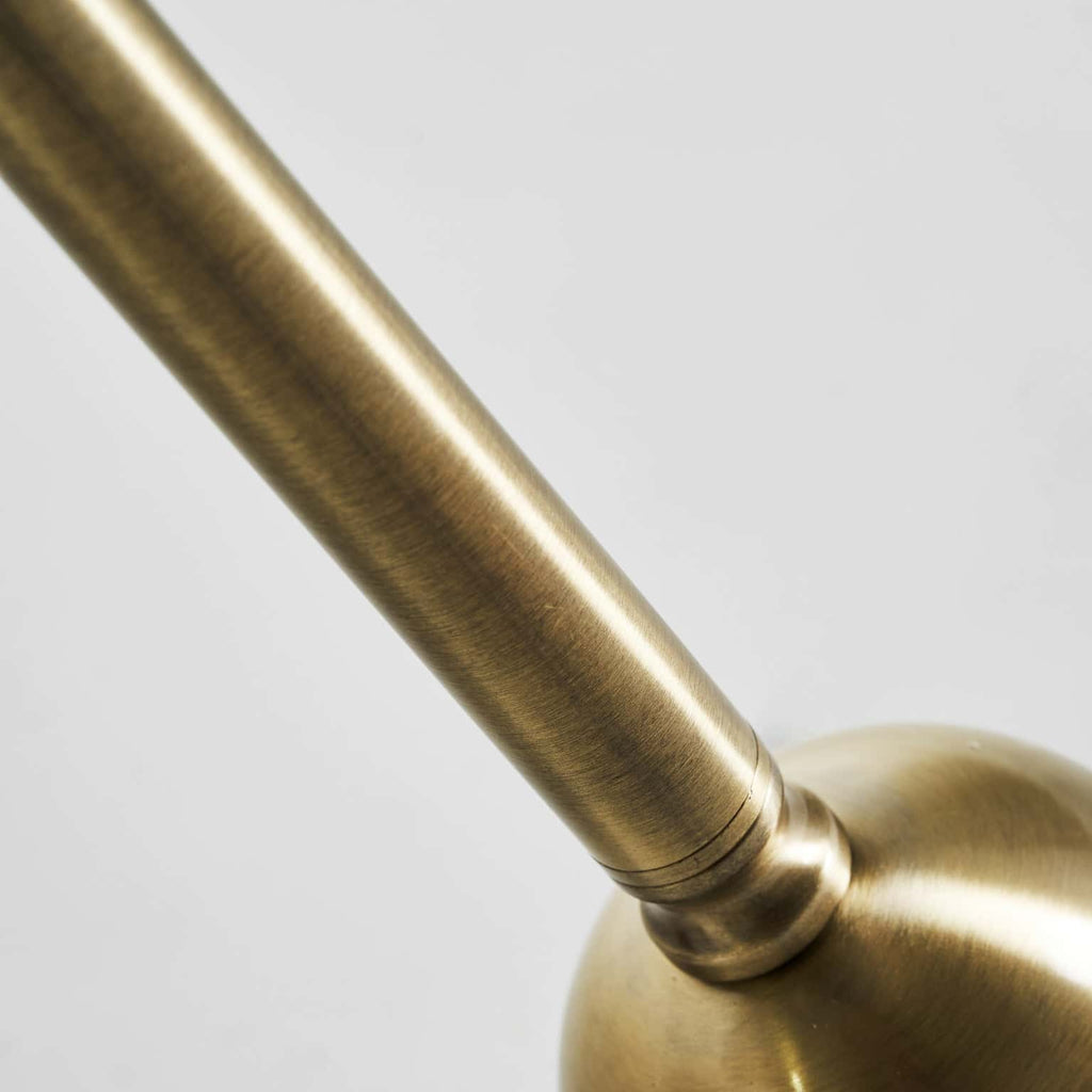 Stehlampe in Gold kombiniert mit einem weissen Lampenschirm - Maison Oudh