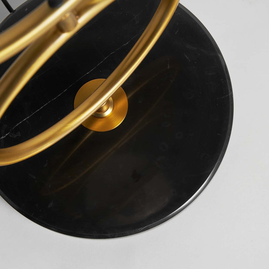 Stehlampe in Gold kombiniert mit einer weissen Glaskugel und schwarzem Marmor - Maison Oudh