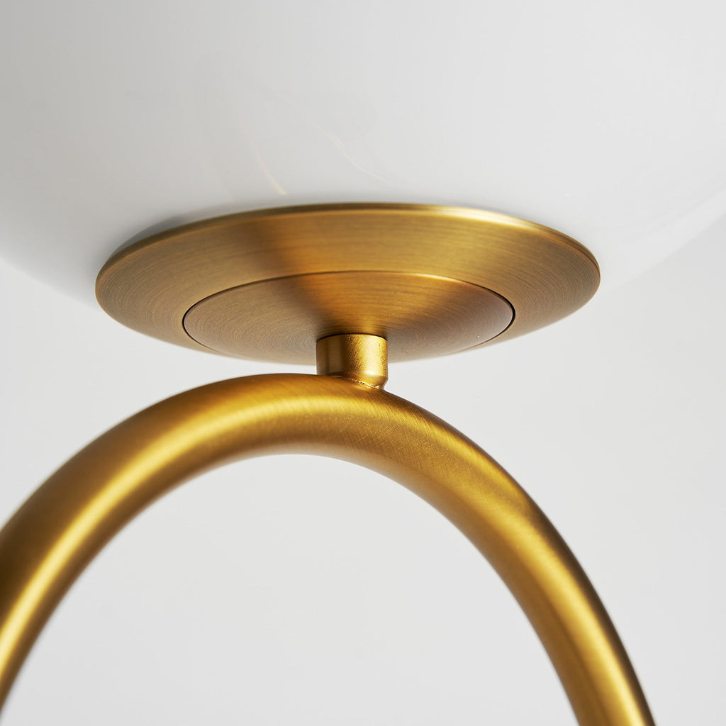 Stehlampe in Gold kombiniert mit einer weissen Glaskugel und schwarzem Marmor - Maison Oudh